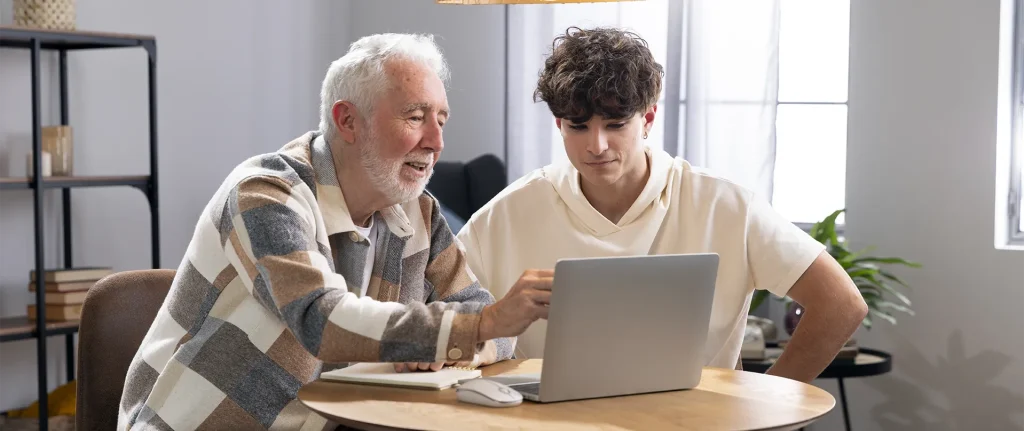 computer monteur helpt klant in amsterdam