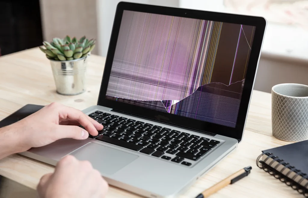 laptopscherm met barst